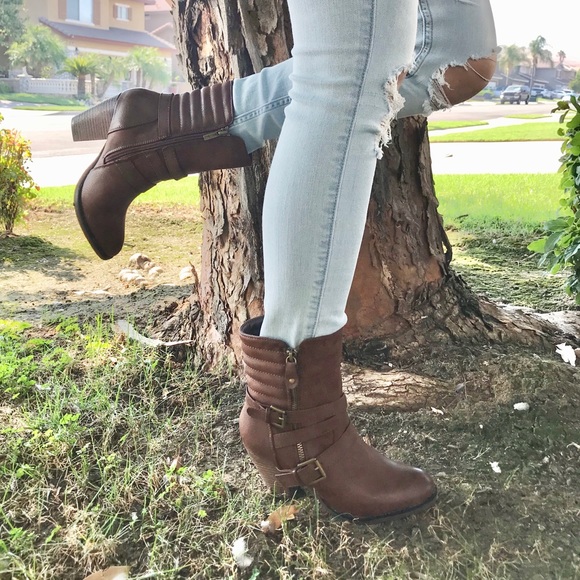 Brown distress vegan leather chunky heel boots✨ - Picture 4 of 9